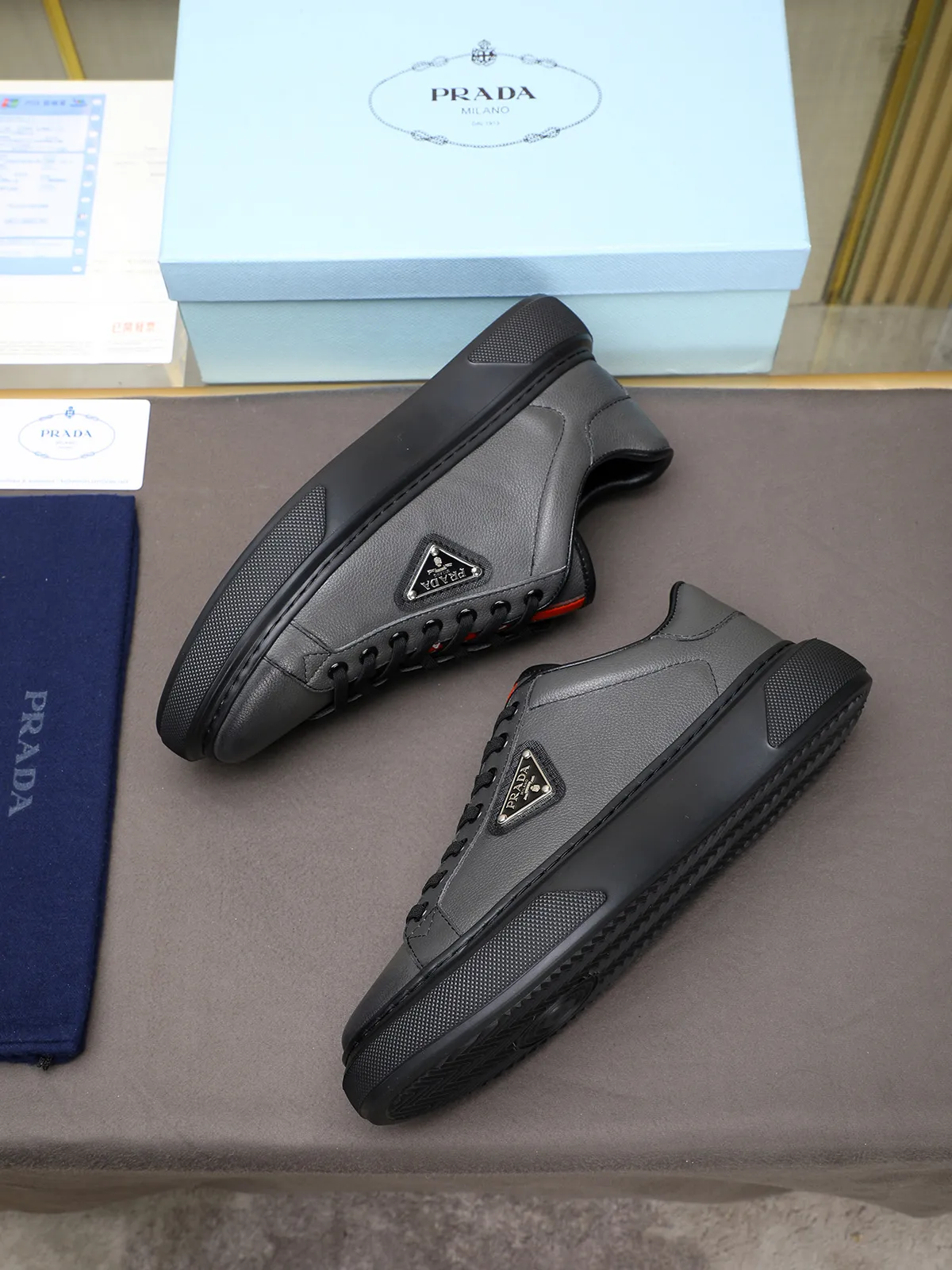 Men's shoes 💰460 Prada/Prada Men's new casual shoes, this upper is made of imported calfskin + sheep lining! The outside is decorated with the P family's classic metal triangle enamel logo, and the outsole is made of non-slip sports foam ultra-light outsole, which feels good on the feet and is a fashionable and fashionable item!  Size: 38-44 (45 customized)